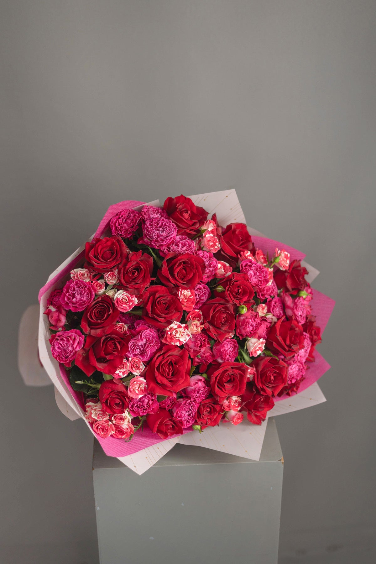 valentine’s day, 14 feb, premium red roses, imported roses, bouquets, fresh flowers, gifting, lahore, karachi, pakistan, valentine’s bouquet, red flowers, love is in the air, chocolate baskets, gift baskets, fresh flower box, galentines