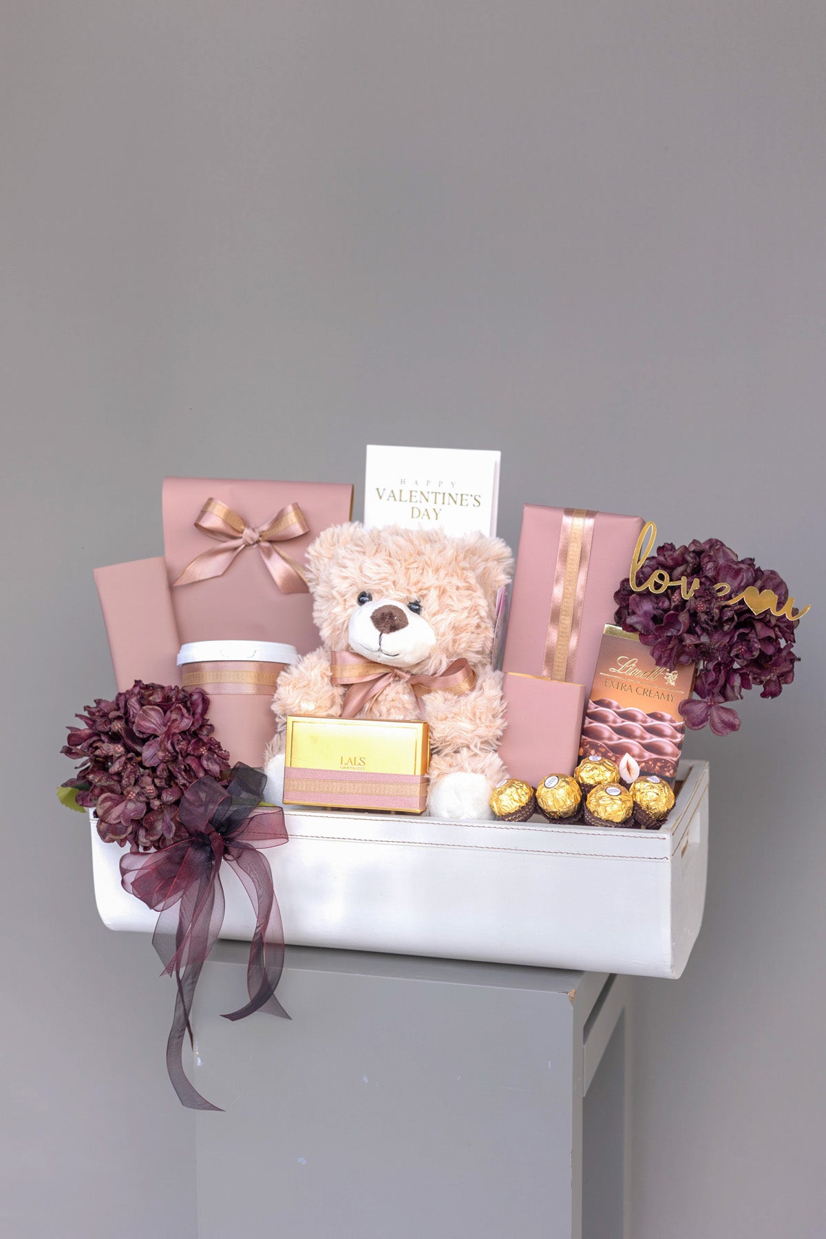 valentine’s day, 14 feb, premium red roses, imported roses, bouquets, fresh flowers, gifting, lahore, karachi, pakistan, valentine’s bouquet, red flowers, love is in the air, chocolate baskets, gift baskets, fresh flower box, galentines