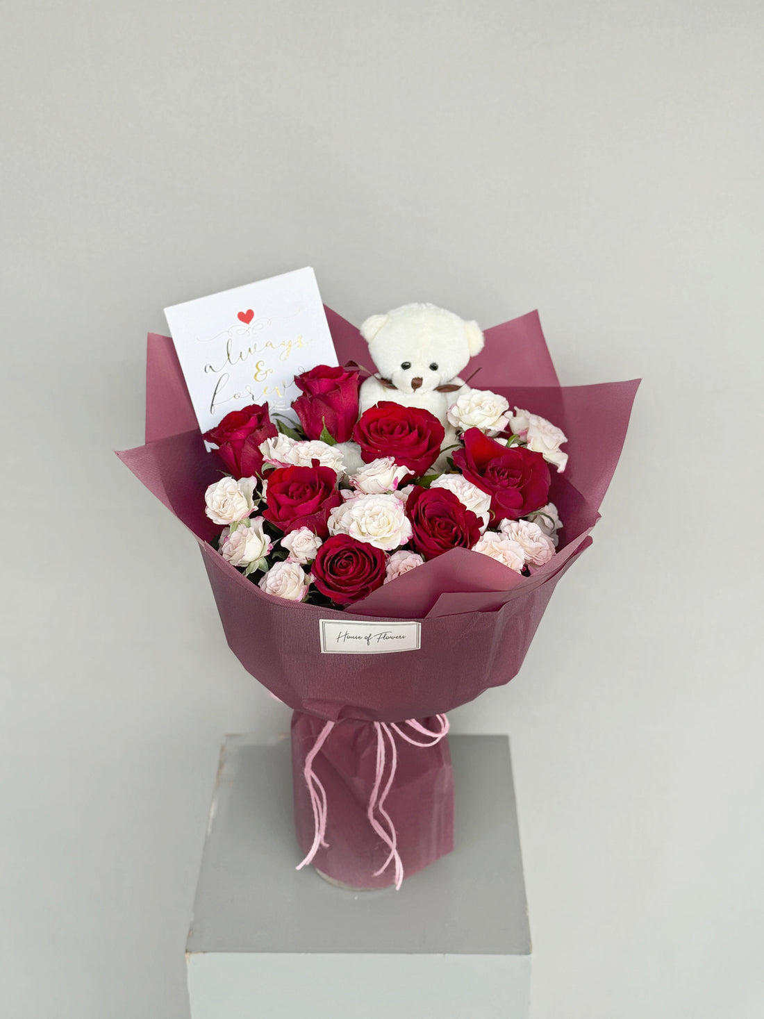 valentine’s day, 14 feb, premium red roses, imported roses, bouquets, fresh flowers, gifting, lahore, karachi, pakistan, valentine’s bouquet, red flowers, love is in the air, chocolate baskets, gift baskets