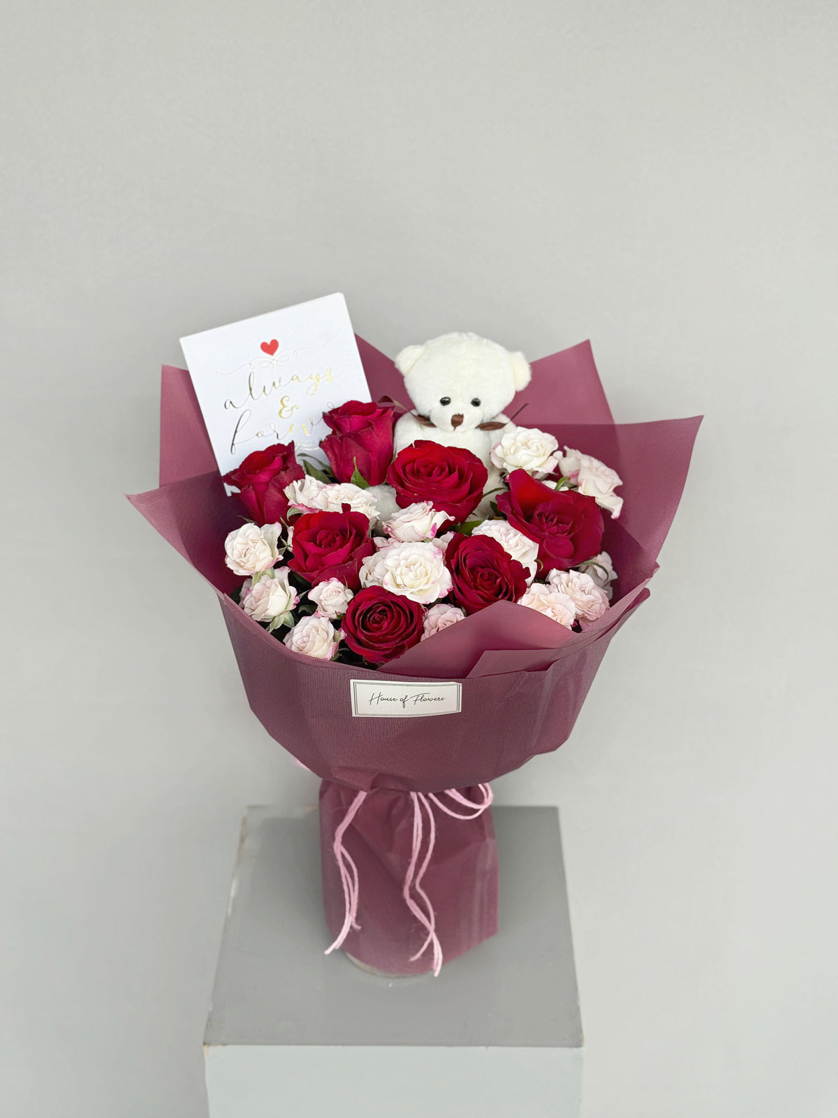 valentine’s day, 14 feb, premium red roses, imported roses, bouquets, fresh flowers, gifting, lahore, karachi, pakistan, valentine’s bouquet, red flowers, love is in the air, chocolate baskets, gift baskets