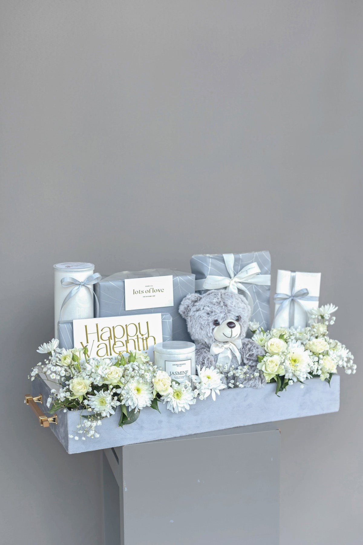 valentine’s day, 14 feb, premium red roses, imported roses, bouquets, fresh flowers, gifting, lahore, karachi, pakistan, valentine’s bouquet, red flowers, love is in the air, chocolate baskets, gift baskets, fresh flower box, galentines