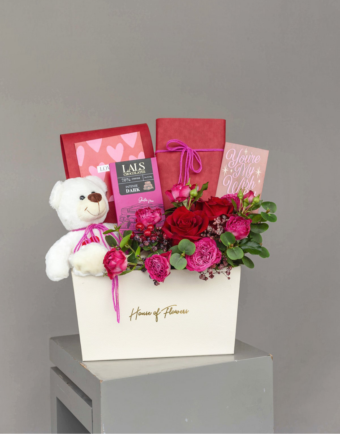 valentine’s day, 14 feb, premium red roses, imported roses, bouquets, fresh flowers, gifting, lahore, karachi, pakistan, valentine’s bouquet, red flowers, love is in the air, chocolate baskets, gift baskets, fresh flower box, galentines