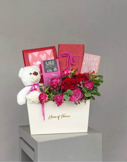 valentine’s day, 14 feb, premium red roses, imported roses, bouquets, fresh flowers, gifting, lahore, karachi, pakistan, valentine’s bouquet, red flowers, love is in the air, chocolate baskets, gift baskets, fresh flower box, galentines