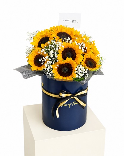 A bouquet of sunflowers and white baby&